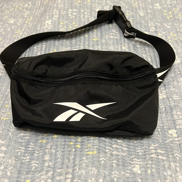 Reebok Hip Bag Fanny Pack - Picture 2 of 3